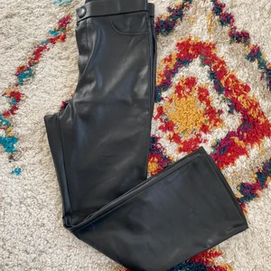 Zara fejkskinn - Jag är 173 cm och dessa slutar högt upp vid anklarna. Något utställda. 