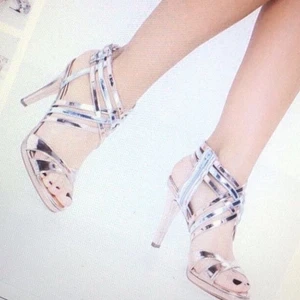 Tamaris klackskor  - Säljer tamaris klackskor i storlek 39, använda en gång. Passar perfekt till skolbal eller utekväll. Lätt att matcha till outfits. Ca 7-9 cm klack. Färgen på skorna är silver/rosé skimrig. Köpte för 800-900 kr. !!Priset kan disskuteras vid snabb affär!!