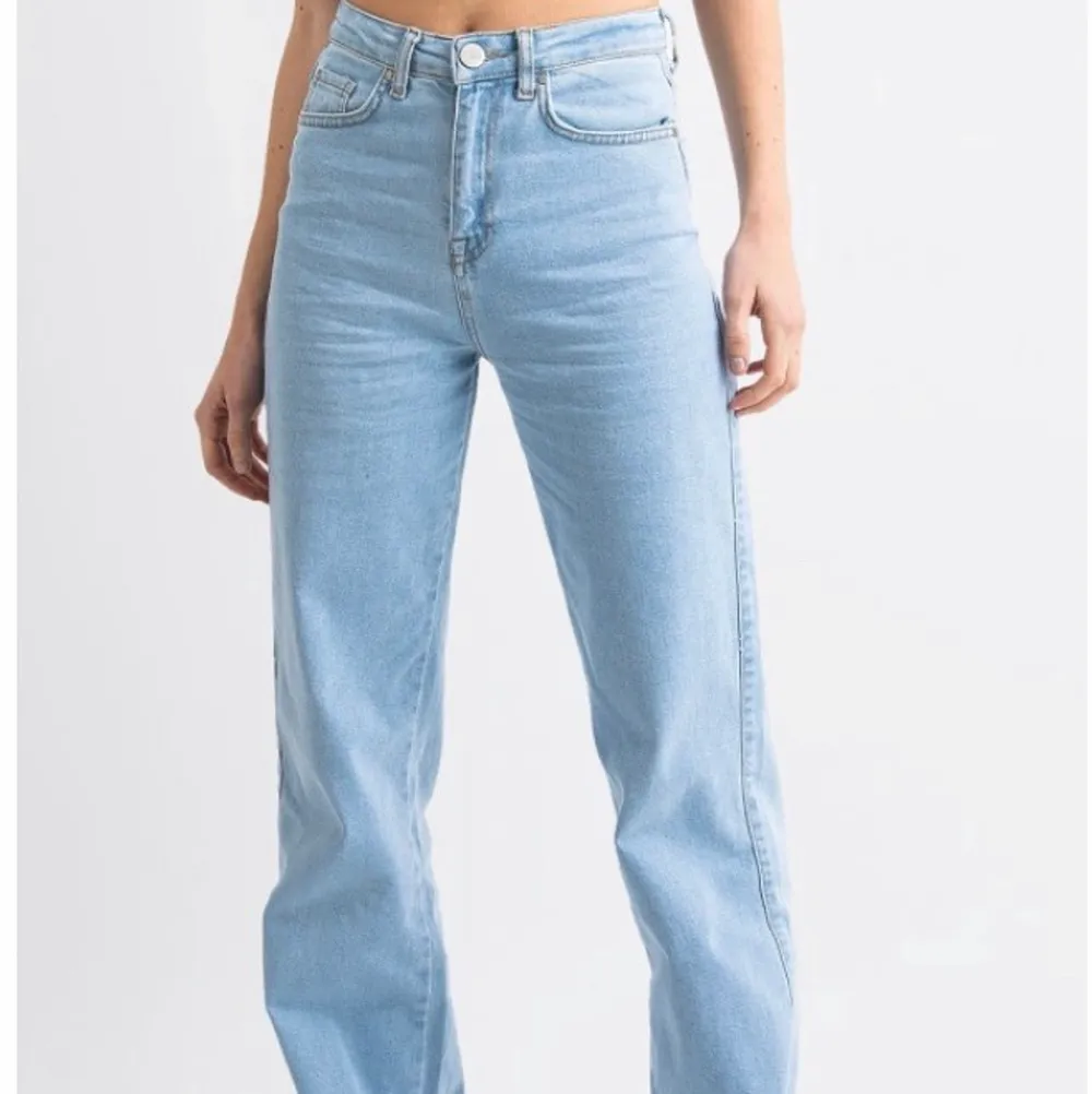 Säljer mina blå vida jeans från madlady eftersom dom var för små för mig. Jag har aldrig använt dom och dom har bara legat i garderob🤣🤩🤩längden är L30. Jeans & Byxor.