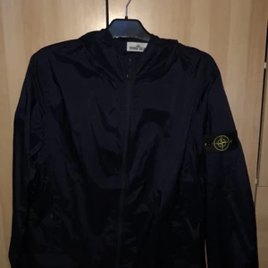 Stone Island jacka  - Säljer min Stone Island jacka för våren då den är i fel storlek. Har endast använt den 1 gång och känner du att det är dags för någon annan att bära denna,, priset kan även diskuteras 