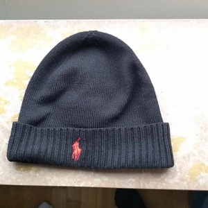 Ralph Lauren mössa - Svart Ralph Lauren mössa köpt 2020. Aldrig använd.