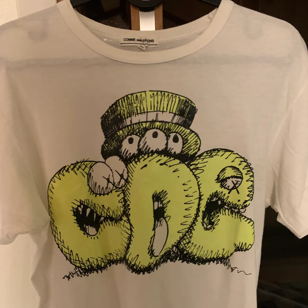 Hejpådig, säljer denna feeeta t-shirt som är extremt ovanlig. Det är ett samarbete mellan Comme des garcons och kaws från 2007! Storleken är Japansk så den passar S bättre . T-shirts.