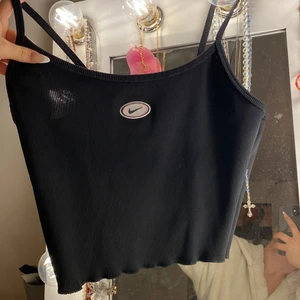 Vintage Nike linne - Jätte snyggt kvalitativt linne från nike!❣️ribbad💞ursprungligt pris 600💟knappt använd, helt i nyskick
