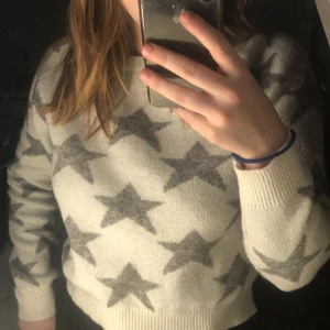 Stickad tröja i storlek M  - Säljer denna fina stickade tröja som använts en gång. Den är i en storlek M men har blivit lite mindre när den tvättades så på mig som har S/M sitter den relativt tjat på.  80+frakt ❤️‍🔥