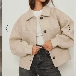 Jacka/ kort kappa från NAKD  - Helt oanvänd jacka med PRISLAPPEN KVAR! Säljs pga råka köpa två. Pris kan diskuterat i samband med snabbt köp. Frakt står på köparen😇 Kontakta för fler bilder!