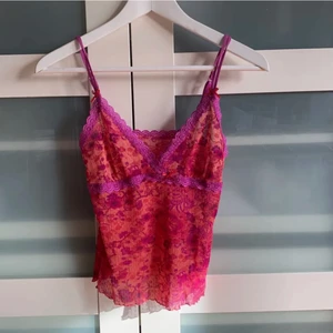 rosa spetslinne -  Supergulligt linne jag köpt second hand, lappen inuti har försvunnit men tippar strl small. Justerbara band och stretchig så lär passa xs-m 