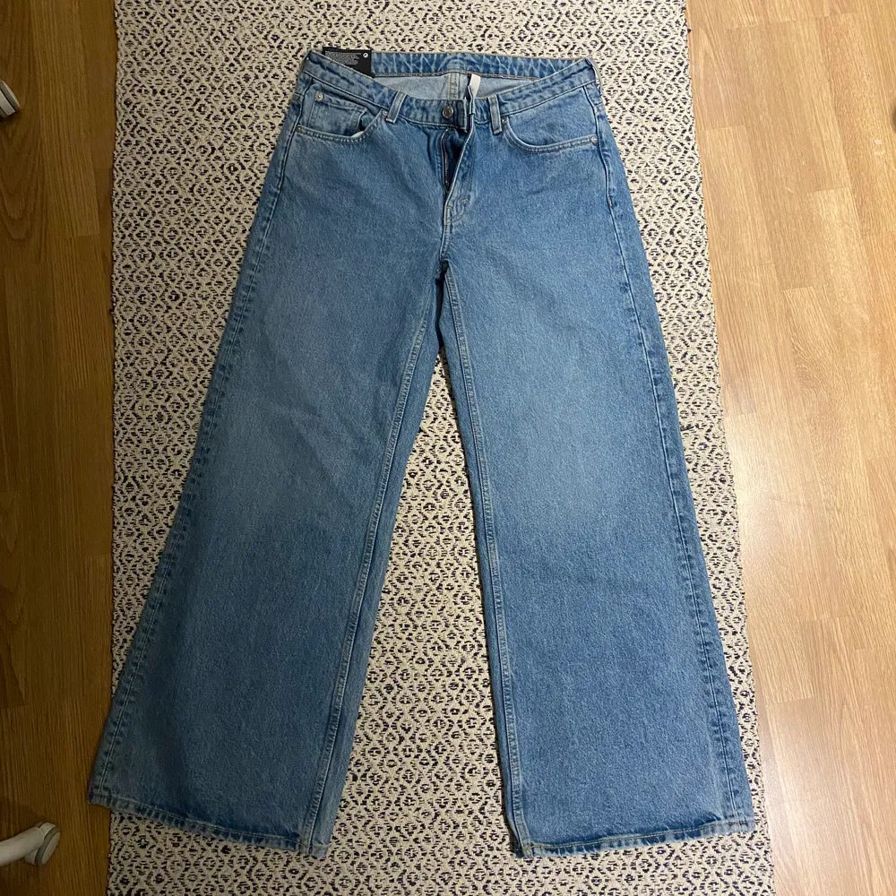 Säljer mina oanvända ray low waist jeans ifrån weekday, prislappen sitter kvar! Säljer pga att de är för små för mig. Finns nästa inga storlekar kvar på nätet. Köpa för 600 säljer för 450kr:)  storlek 30/32. Jeans & Byxor.