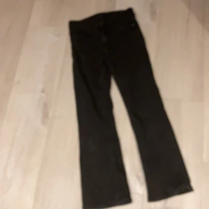 Jeans från mocki  - Ett par utsvängda jeans svarta dom är sköna och högmidjade 