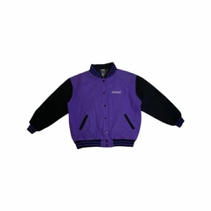 Storlek L  - Säljer en jätte fin vintage jacka snygg färg bra skickat😍😍 bara äkta köpare DM