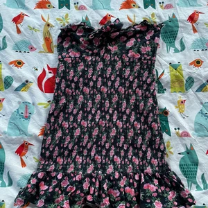 Sommartopp - En verkligen så fin topp som åker ut nu när jag rensar garderoben! Den är från asos, är i svart med rosa blommor och gröna blad. Vid bysten finns en rosett och sömmar som formar sig runt bysten och framhäver dom