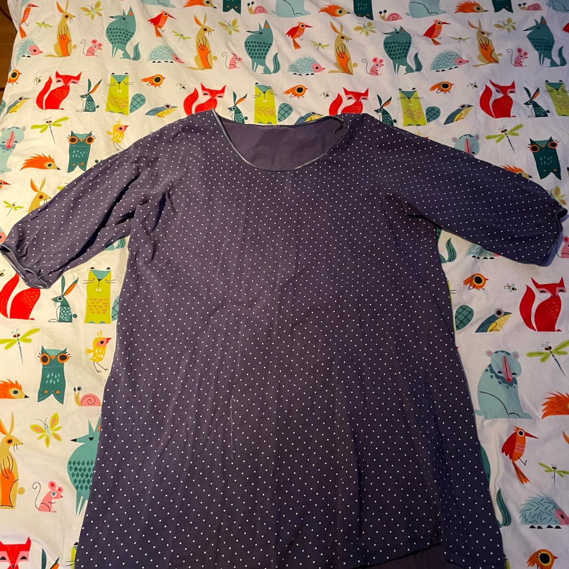 Lila nattlinne med prickar