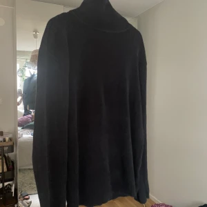 Polo - En basic svart polo som är ribbad 🌸 