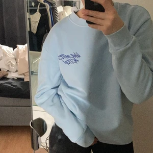 Blå sweatshirt  - Säljer en ljus blå sweatshirt o fint skick! (Tjockt material) Den är från weekday och som ny, skriv om du har nån fråga eller så😚