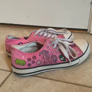 Världens sötaste handmålade sneakers, gjorda av @custom.by.margarita på Instagram. 