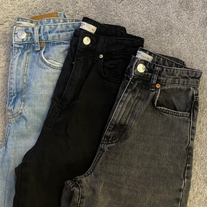 Gina Tricot Jeans - ‼️BARA DE SVARTA KVAR‼️ Säljer tre stycken Jeans från Gina i modellen ”Idun Wide”💖 Alla tre är i jättebra skick och alla är exakt samma modell och storlek, bara olika färger!🤩 nypris: 599kr 