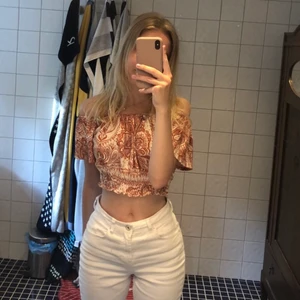 crop top blus 🧡 - blus i jättefint skick från gina! den är i storlek XS men passar även S. säljer då den inte kommer till användning hos mig 🧡