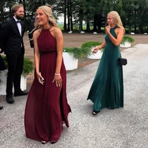 Balklänning - Säljer denna enormt fina balklänningen som är först på bilden, den vinröda då,  som jag hade på balen🤩älskar den! Men den gör tyvärr ingen nytta i garderoben. Skriv för fler bilder osv! Storleken är 34💞💞