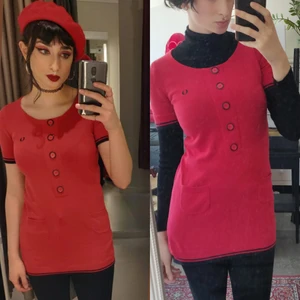 Fred Perry Jumper Dress - Otroligt söt smultronröd miniklänning/tunika från Fred Perry. Fina dekorativa knappar samt två små fickor fram. Finns även de svarta signaturränderna på ärmslut och vid nederkanten. Den är sydd i stickat stretchigt tyg så skulle säga att den passar dem flesta storlek S, möjligtvis även liten M, men märkt storlek 36.  Använd sparsamt men i nyskick, hittar inget att anmärka på. Avhämtning i Stockholm eller skickas mot frakt, snabb och smidig affär prioriteras.  