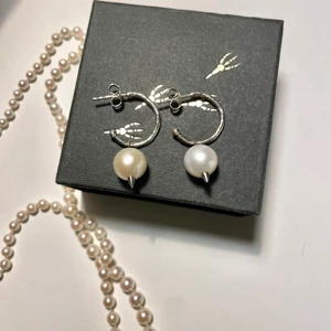 Maria Nilsdotter örhängen med pärlor - Knappt använda Maria Nilsdotter örhängen. Fick i present men inte min stil. Köpta för 1595kr st alltså 3190 tillsammans! Säljer till högst budande💕