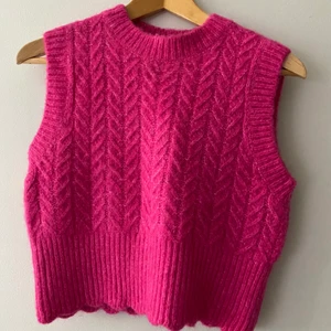 Rosa zara väst  - En stickad rosa zara väst som är fin. En stark färg som jag gillar och fint mönster. Använt några gånger men inget som syns på västen💕