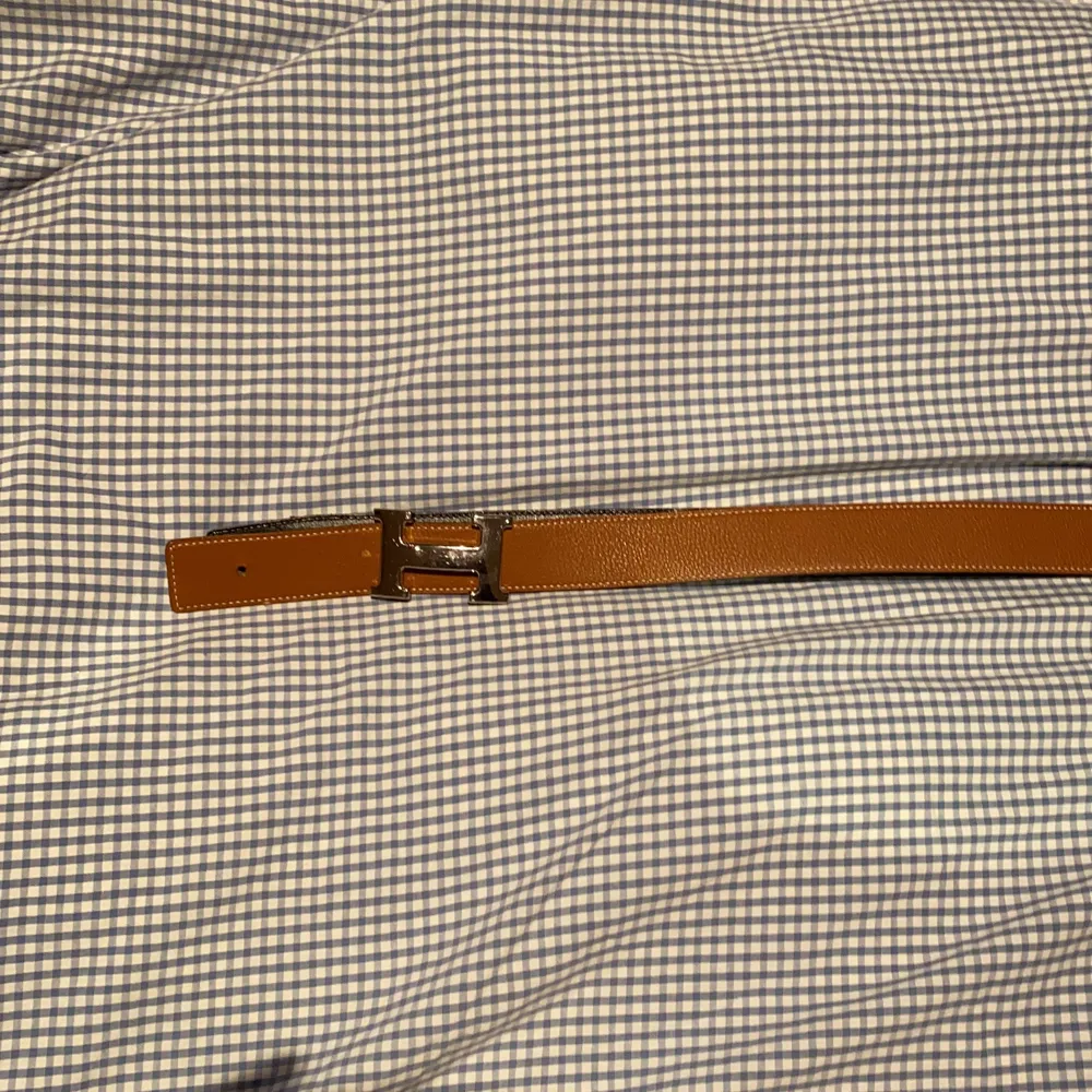 Där här är ett hermes bälte i man storlek. Bältet kan vara i två olika färger svart och brun. skärpet är gjord av läder och är ganska fräsch. Jag har knappt använd skärpet men kände att den va lite stor.. Accessoarer.