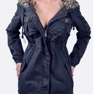 Odd Molly jacka  - Odd Molly jacka modell 364 mörkblå i storlek 2. Härligt fodrad med dragsko under byst.  En knapp saknas på en ficka annars i gott skick!  Nypris 2400kr nu 500kr