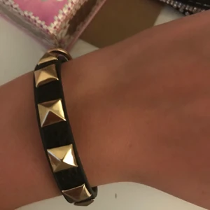 Armband - Superfint valentino liknande😍😍😍😍 BUDA I KOMMENTARNA pga många intresserade 