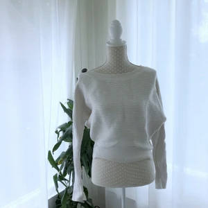 Tjocktröja - Vit tjocktröja från Zara med träknappar på sidan. Tröjan är i M men jag som brukar ha S har haft den som lite oversize