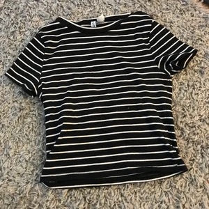 Croptop  - Svart och vitrandig Croptop från hm. 