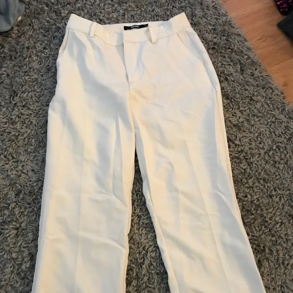 Superfina vita utsvängda kostymbyxor från Bikbok. Jeans & Byxor.