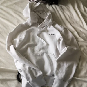 Vit hoodie - En vit hoodie från hm. Liten blå fläck men syns knappt. Priset är lite låg pga fläcken. Storlek xs 