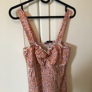 Klänning zara - Säljer denna superfina klänningen från zara. Tyvärr passar den inte mig så kan inte visa bilder på. Nypris 400kr och har aldrig använt den. Frakt 45kr.