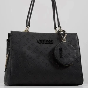 Guess väska - Jätte fin guess väska som är aldrig använd fick den förra julen, är i helt nytt skick, köpt för 1500kr