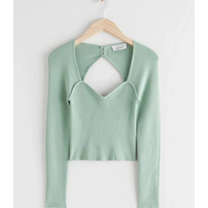 Tröja från Other stories  - Jättefin turkos tröja med cut-out i ryggen. Tröjan är i storlek xs. Aldrig använd, prislapp kvar. Kostade tidigare 590kr.