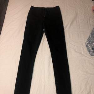 Säljer ett par svarta High Rise Skinny jeans ifrån Vero Moda som är i storleken M/34. Använda ett par gången. Frakt tillkommer 