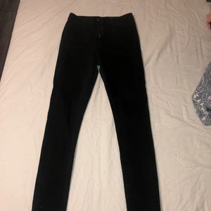 Svarta jeans  - Säljer ett par svarta High Rise Skinny jeans ifrån Vero Moda som är i storleken M/34. Använda ett par gången. Frakt tillkommer 