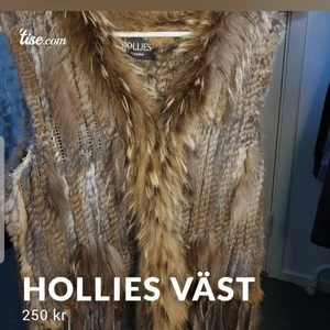 Hollies väst  - Äkta pälsväst från hollies storlek S men passar M och XS men den kan bli lite större då men inte så mycket. Kvitto fins inte kvar men den är som ny. Man kan knäppa dem där framme om man inte vill ha den öppen❤