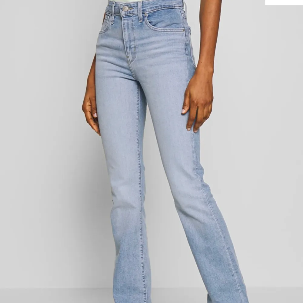 ett par ljusblå levis jeans, bootcut. modell: 725 high rise bootcut. stl 30. Jeans & Byxor.