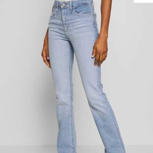 ett par ljusblå levis jeans, bootcut. modell: 725 high rise bootcut. stl 30