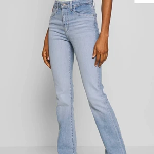 levis jeans - ett par ljusblå levis jeans, bootcut. modell: 725 high rise bootcut. stl 30
