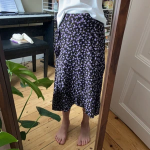 Lindex kjol - Säljer min jättefina långa Lindex kjol med volang på i bra skick❤️