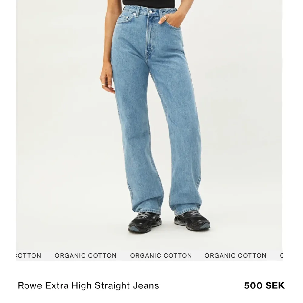 Rowe jeans sky blue från weekday💙💙 fint skick förutom ett litet hål på ena låret (skriv för bild), orginalpris 500kr, mitt pris 200. Jeans & Byxor.