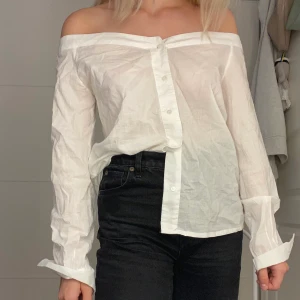 Offshoulder skjorta - Väldigt skrynklig på bilden, men Jättefin offshoulder skjorta i vitt, inte genomskinlig