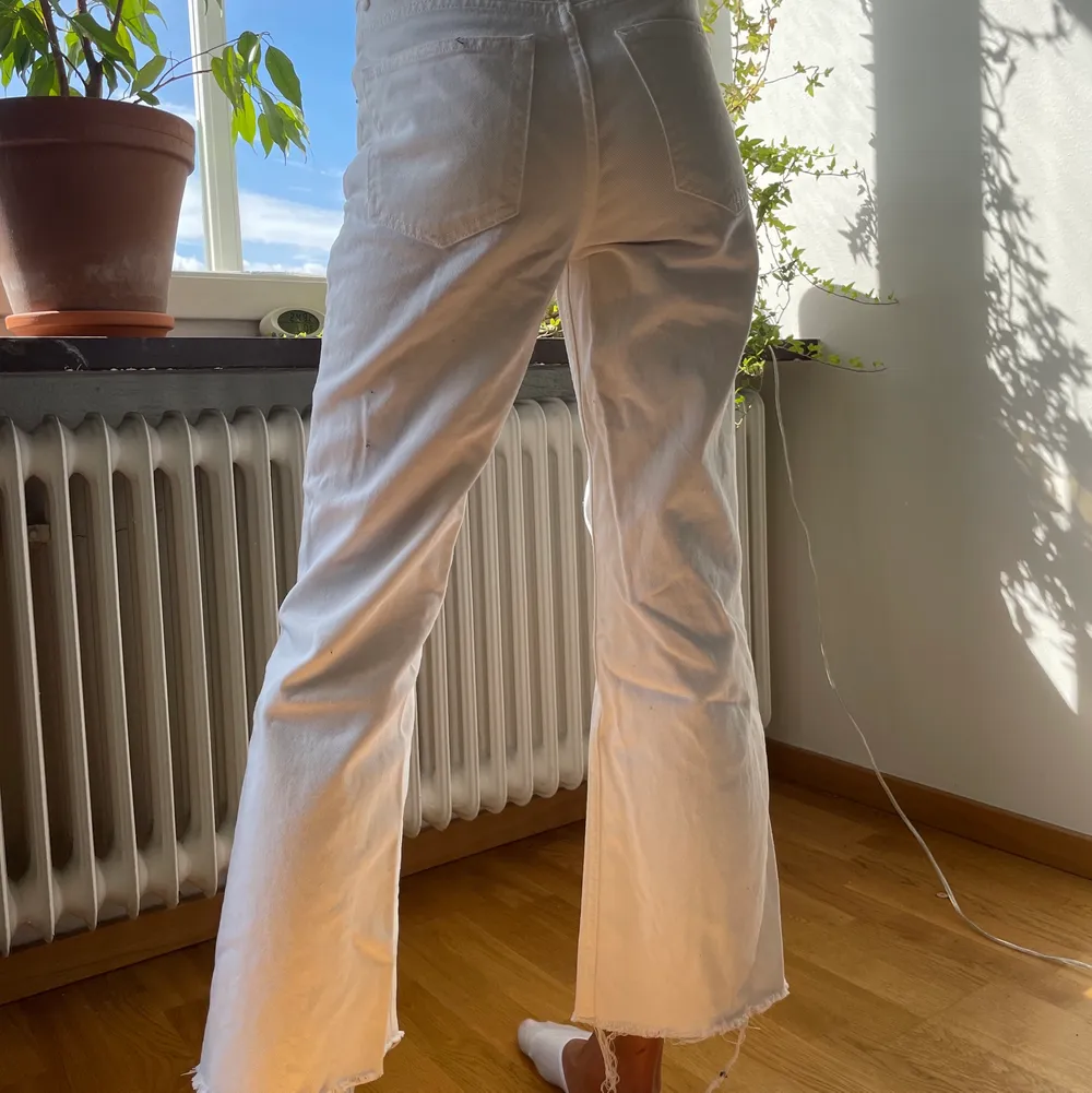 Snygga vita jeans som tyvärr inte passar i längden. (175cm) Köp direkt för 250kr. Jeans & Byxor.