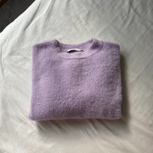 Fluffig tröja Mango - Säljer denna tröjan från Mango som köptes för ca 1 år sen. Strl. S och sparsamt använd😊💜