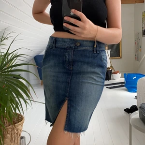 Benetton jeanskjol  - Jättefin jeanskjol från Benetton med slits framtill. 🥰Plagget är i bra skick. Passar Xsmall och Small