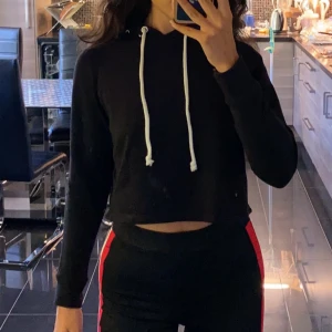 Black Hoodie size S - Svart vanlig hoodie. Den är kort och har en luva med vit text på. 