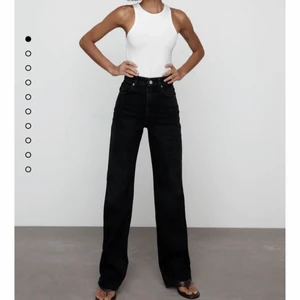 Zara Jeans storlek 36 - Ett par vida svarta högmidjade jeans från zara. Använda fåtal gånger så väldigt bra skick. Perfekta nu till hösten😁.                             Köparen står för frakten🌸.