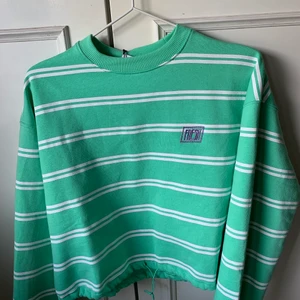 Grön tröja med dragsko  - Oanvänd tröja från Junkyard i strl S