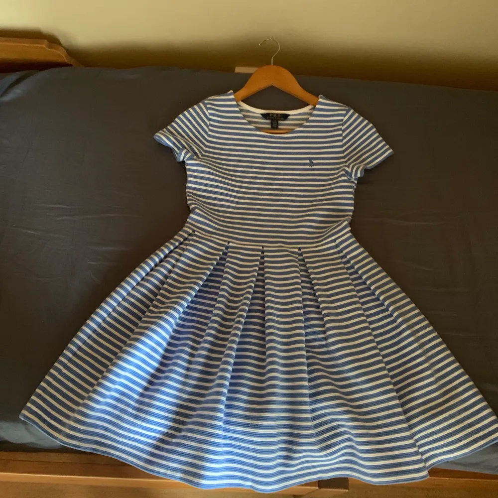  En super fin randig Polo Ralph Lauren klänning den är en blå och vit. Den har använts 1 gång men tyvärr så har den blivit för liten, men den är i ett nytt skick. . Klänningar.